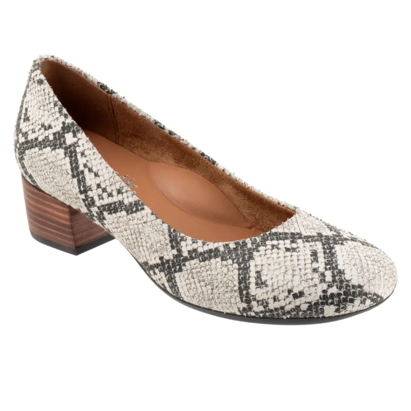 Lynn sold by The Walking Company