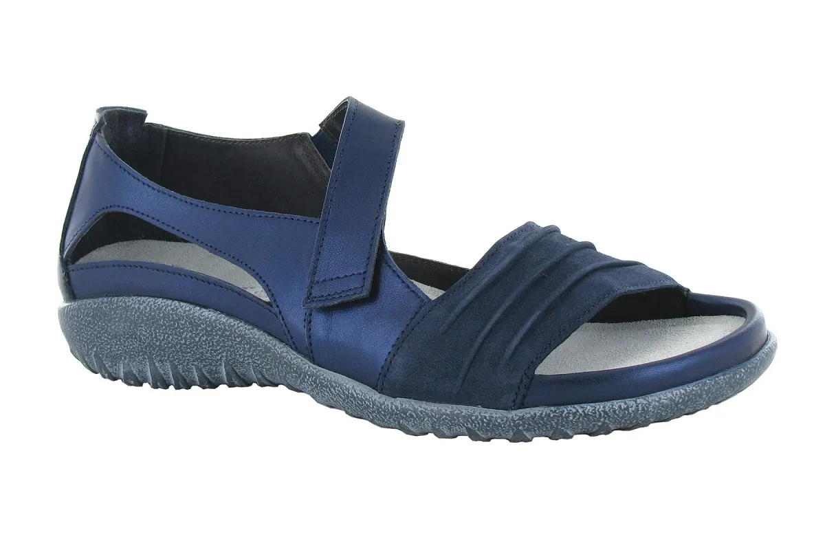 Papaki sold by The Walking Company