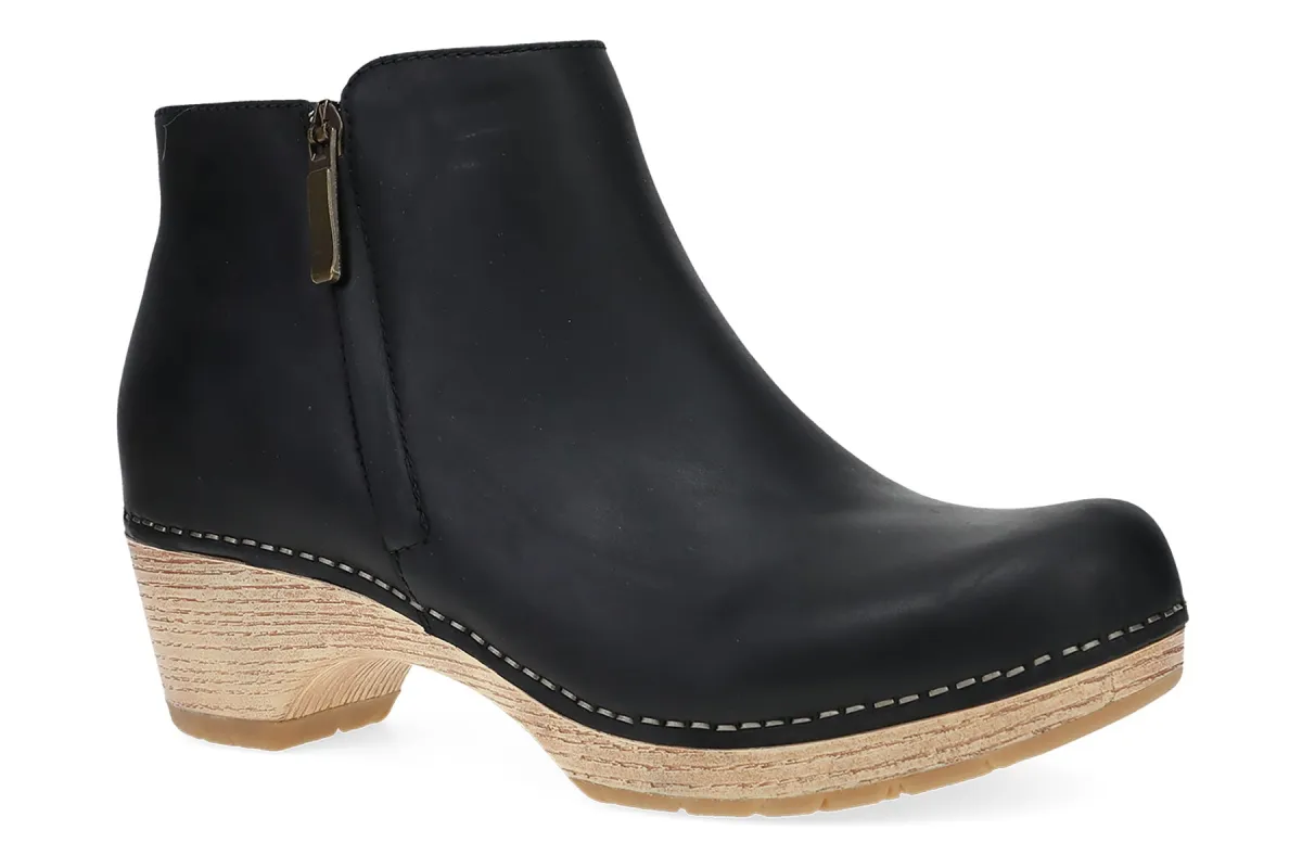 Lizanne sold by The Walking Company