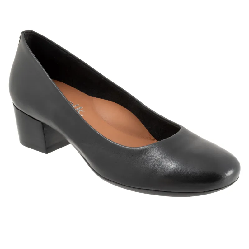 Lynn sold by The Walking Company