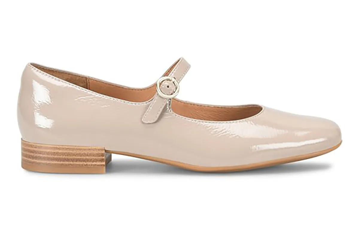 Elsey sold by The Walking Company