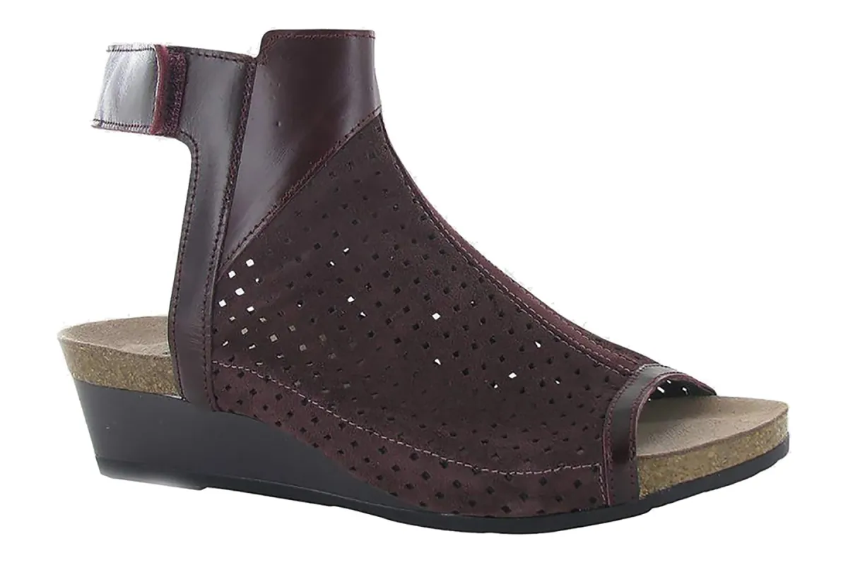 Oz sold by The Walking Company