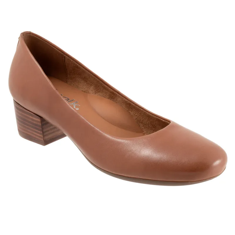 Lynn sold by The Walking Company