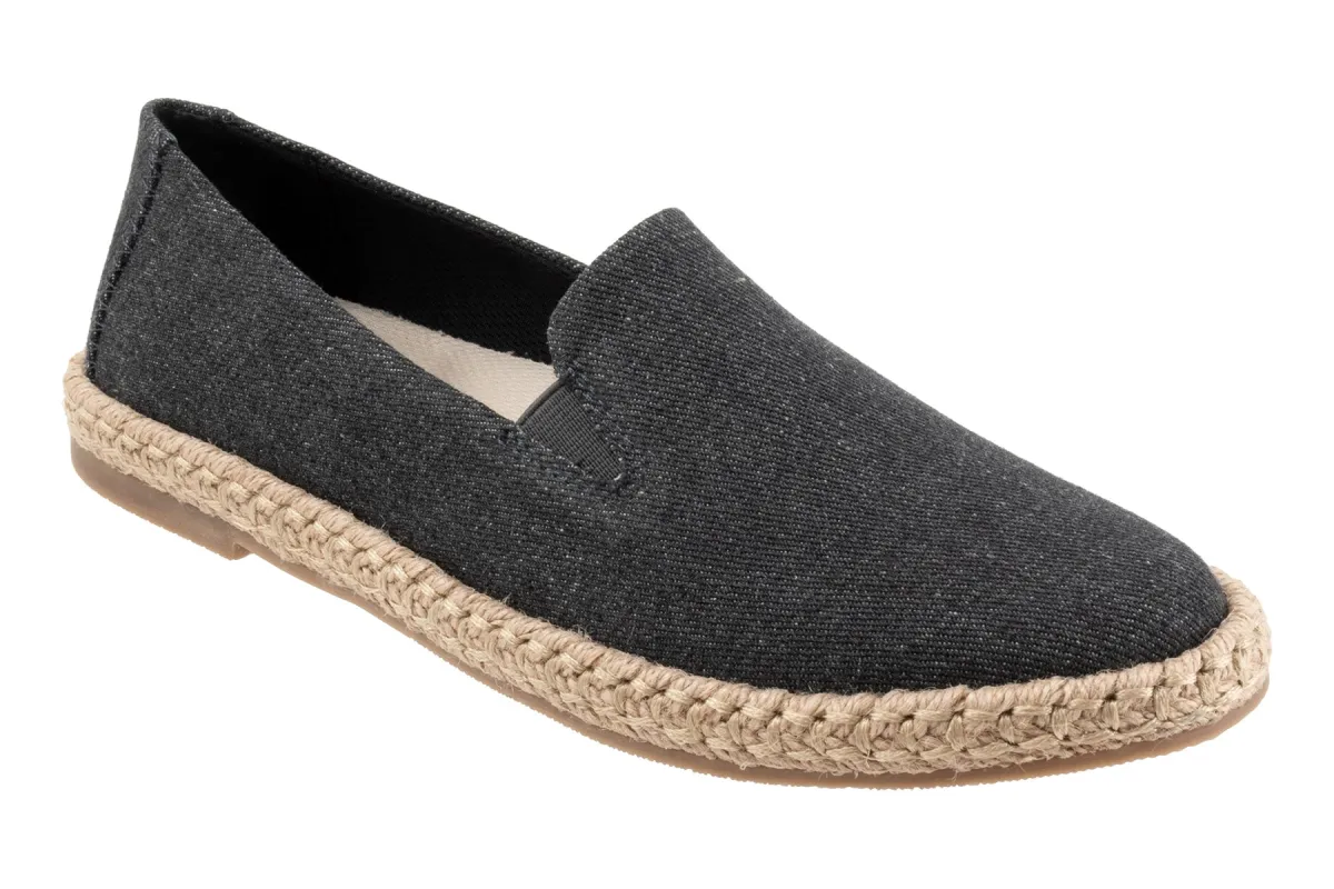 Poppy sold by The Walking Company