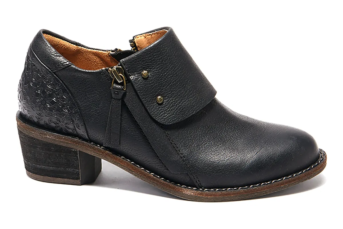 Michelle sold by The Walking Company