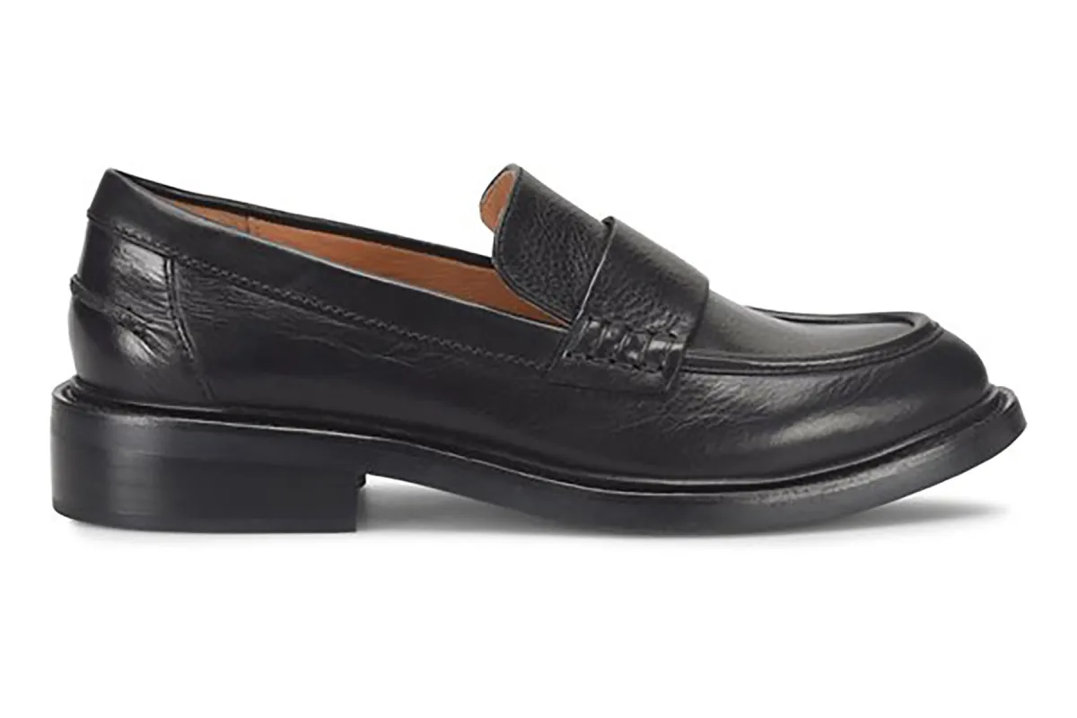 Meryl sold by The Walking Company