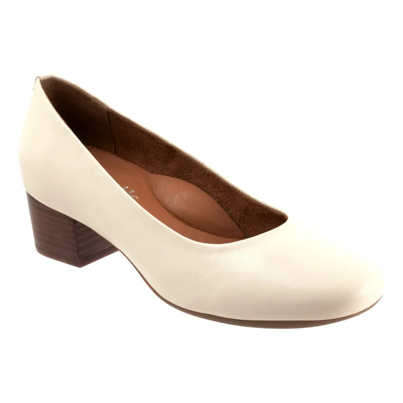 Lynn sold by The Walking Company