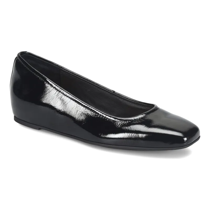 Poppy sold by The Walking Company