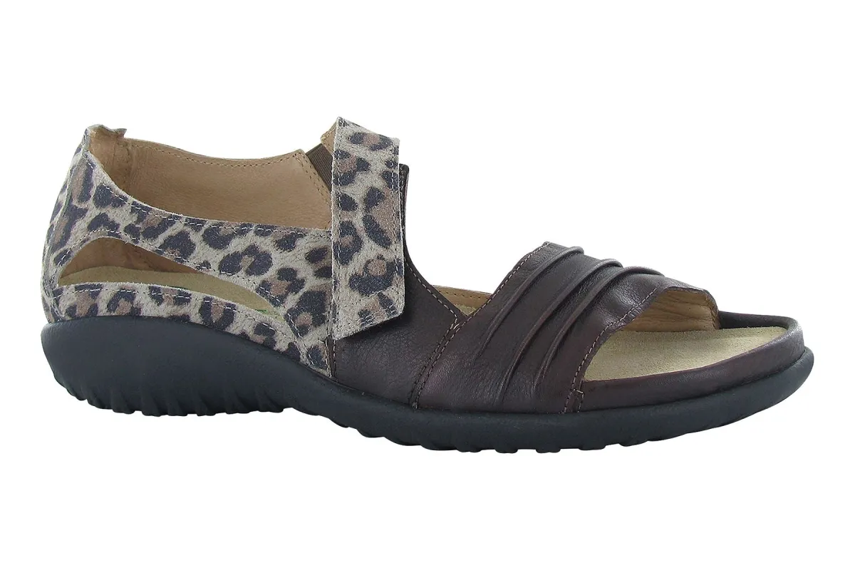 Papaki sold by The Walking Company