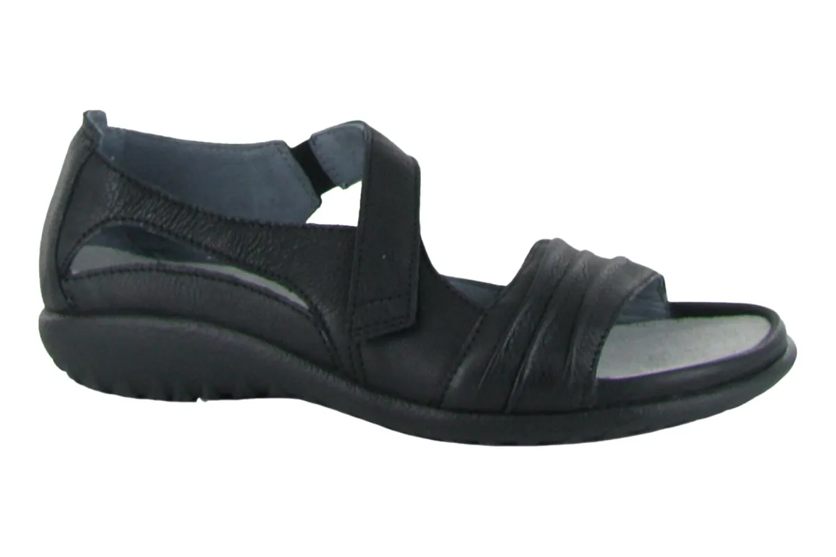 Papaki sold by The Walking Company