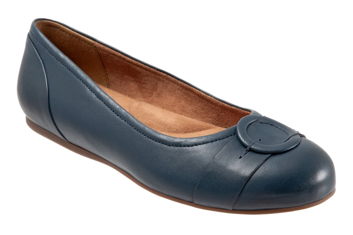 Savannah sold by The Walking Company