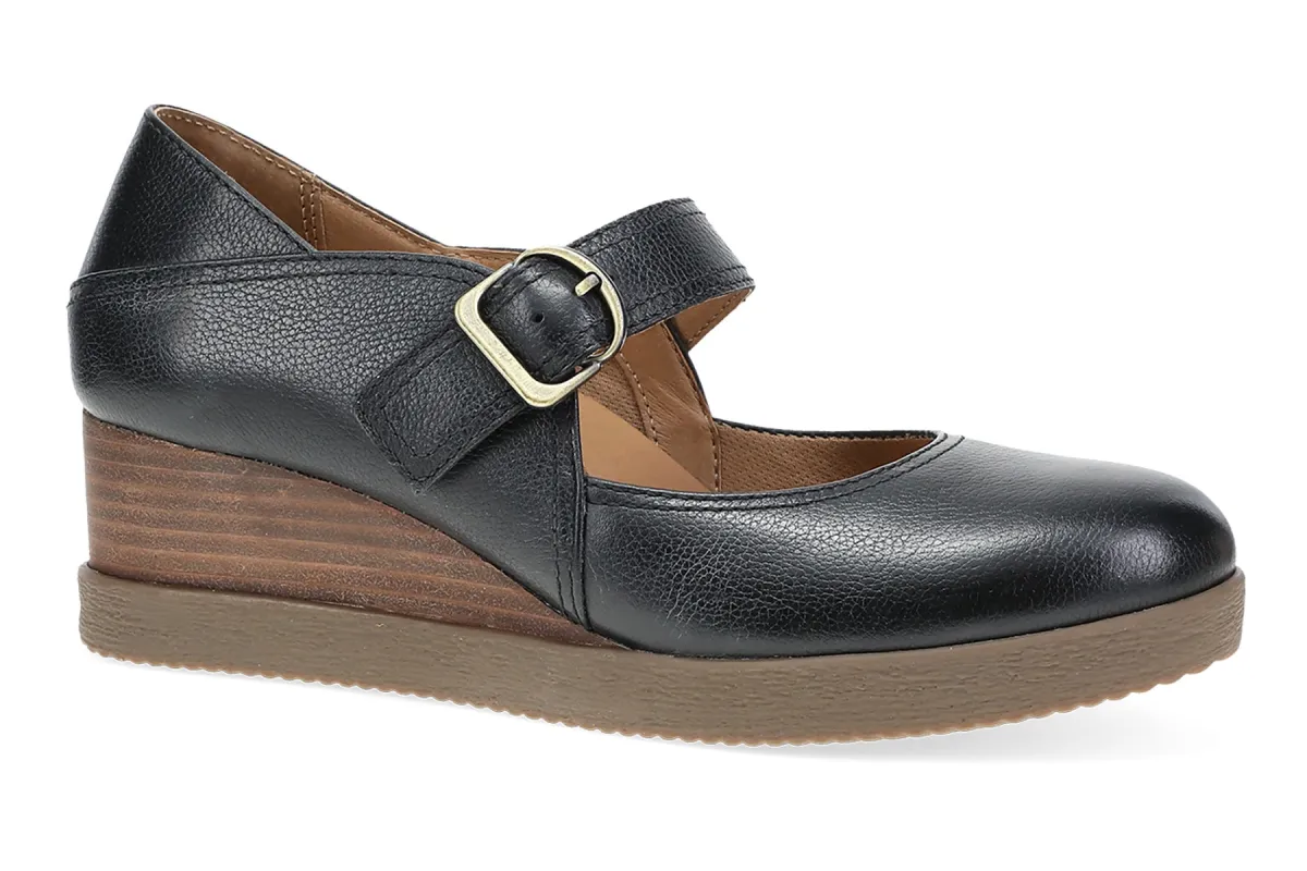 Sandy sold by The Walking Company