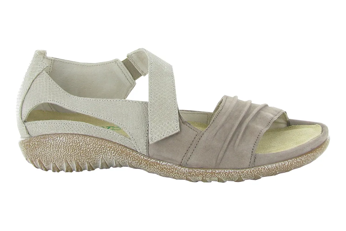 Papaki sold by The Walking Company