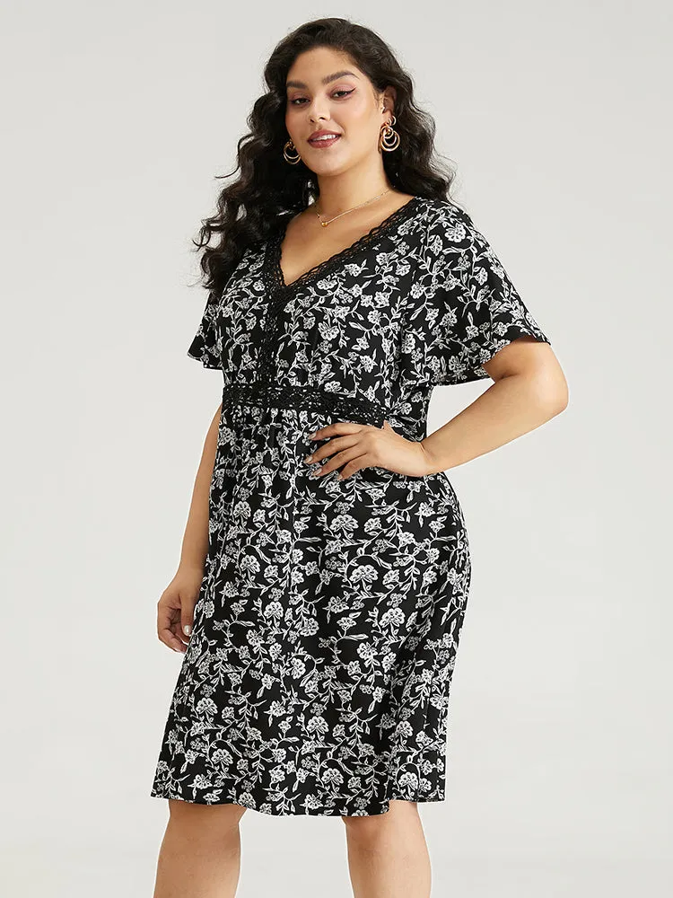 Silhouette Floral Print V Neck Ruffles Lace Panel Dress sold by Bloomchic product image thumbnail 3
