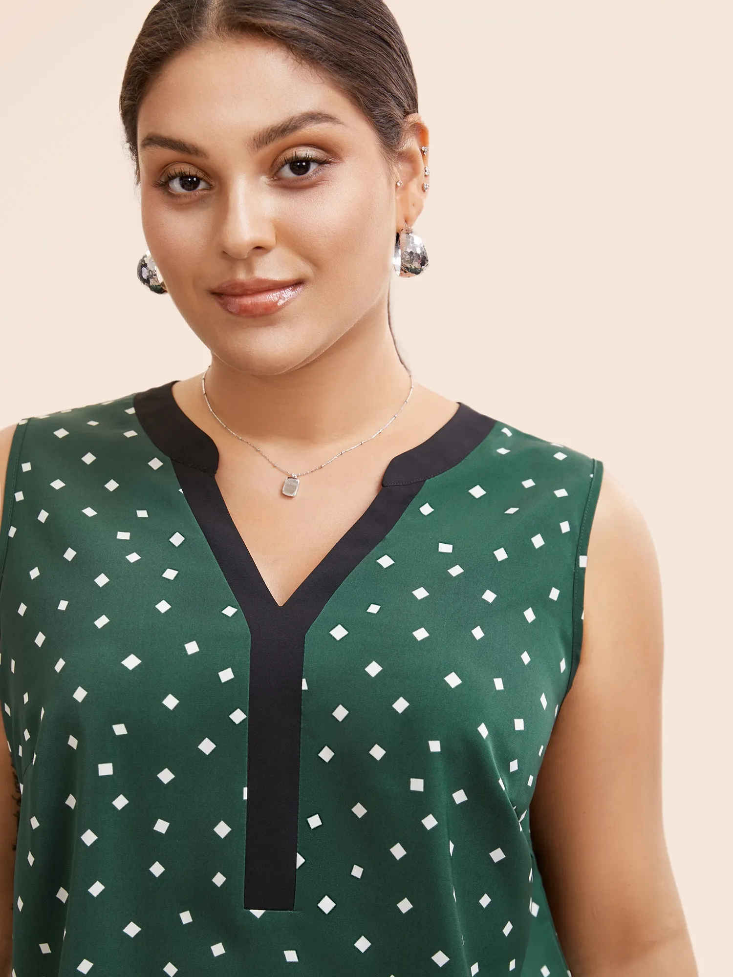 Geometric Contrast Trim Split Hem Tank Top sold by Bloomchic product image thumbnail 3