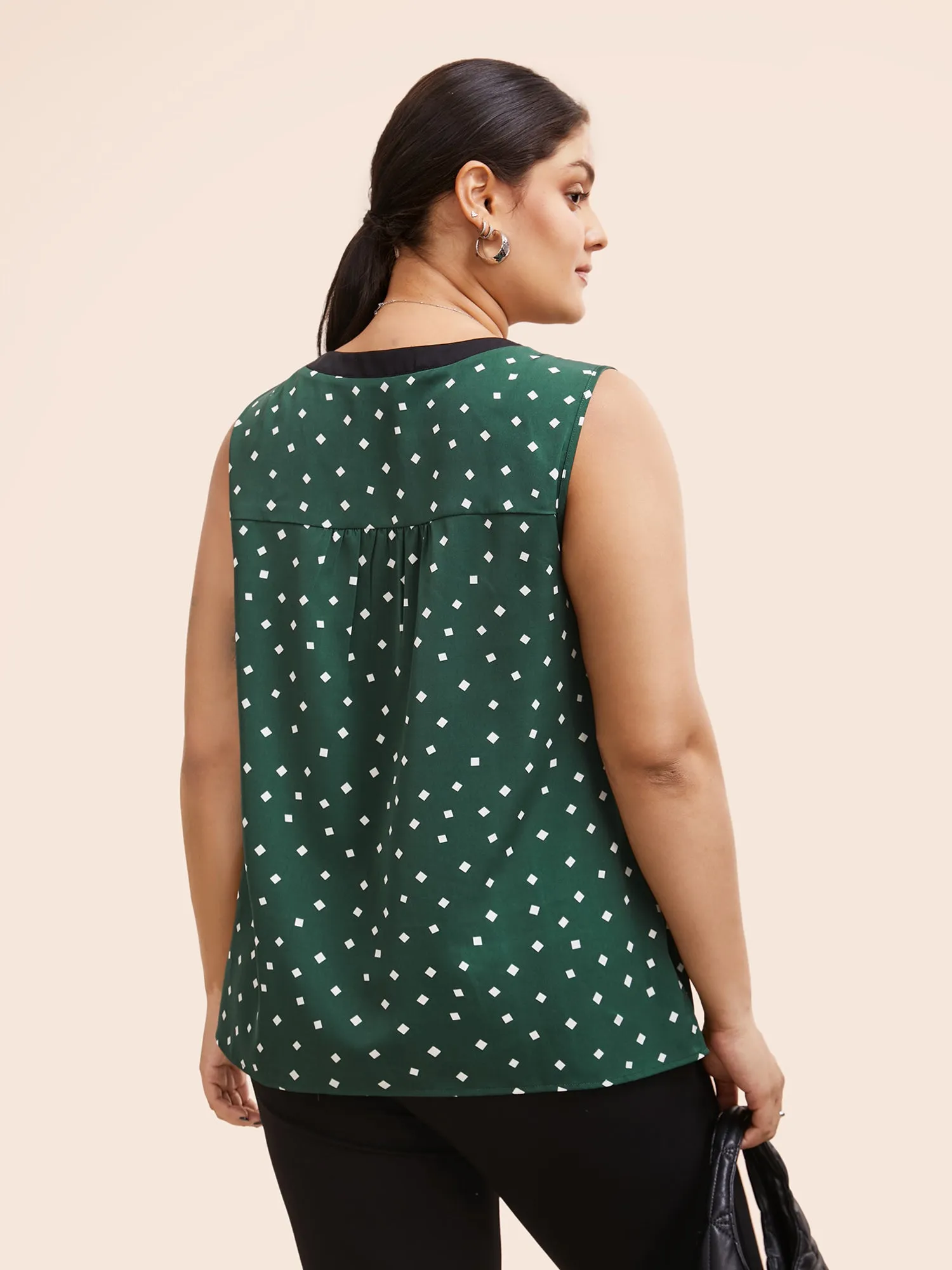 Geometric Contrast Trim Split Hem Tank Top sold by Bloomchic product image thumbnail 4