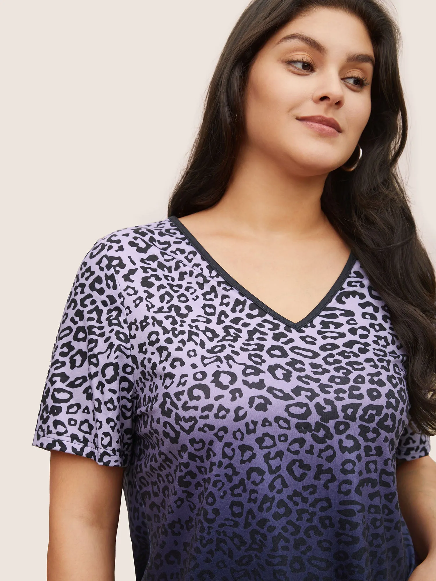 V Neck Ombre Leopard Contrast Trim T-shirt sold by Bloomchic product image thumbnail 4