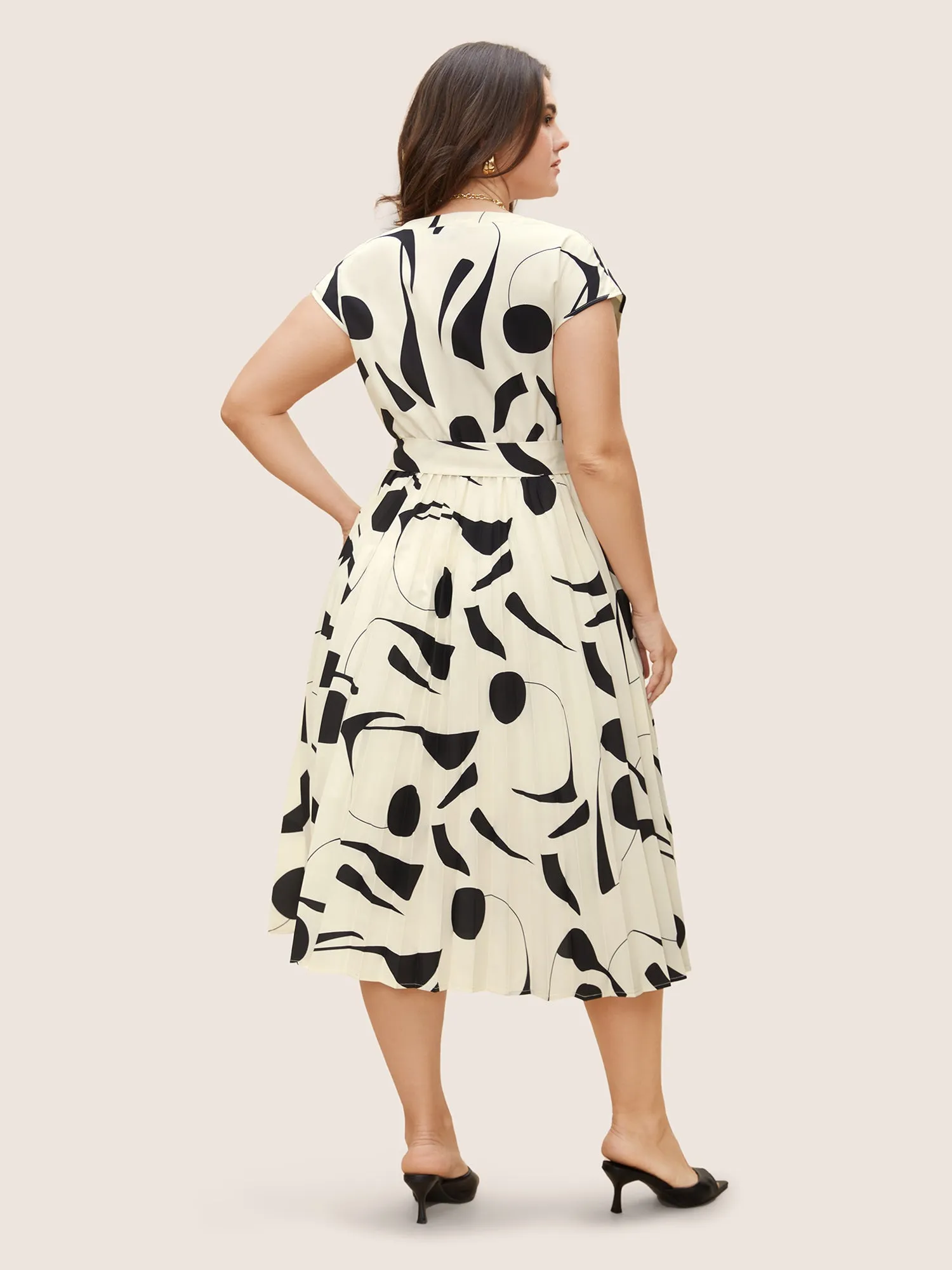 Silhouette Floral Print Cap Sleeve Midi Dress sold by Bloomchic product image thumbnail 3
