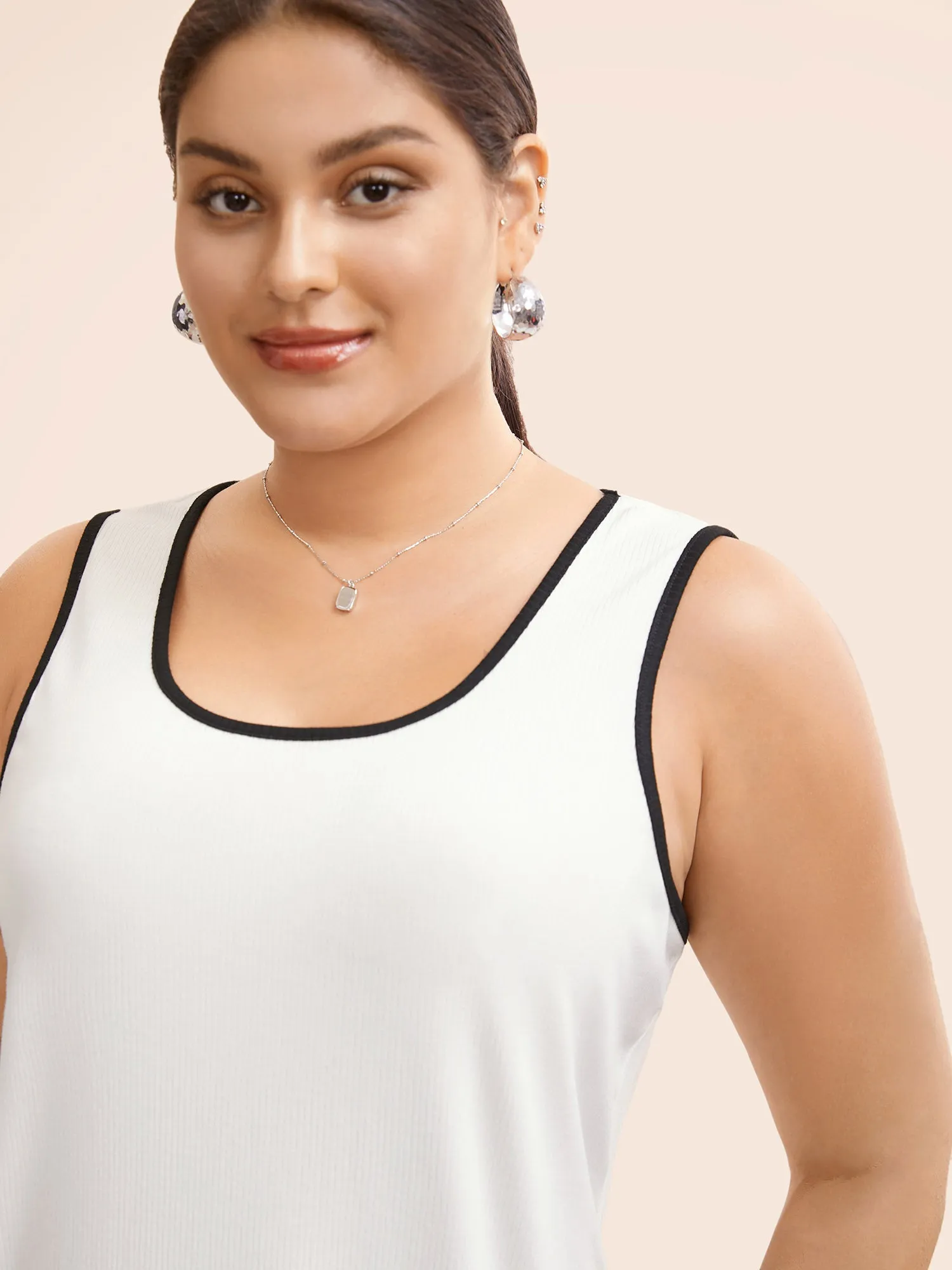 U Neck Texture Contrast Trim T-shirt sold by Bloomchic product image thumbnail 2