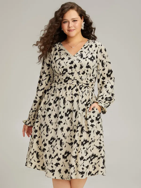 Geometric Contrast Belted Elastic Cuffs Dress sold by Bloomchic