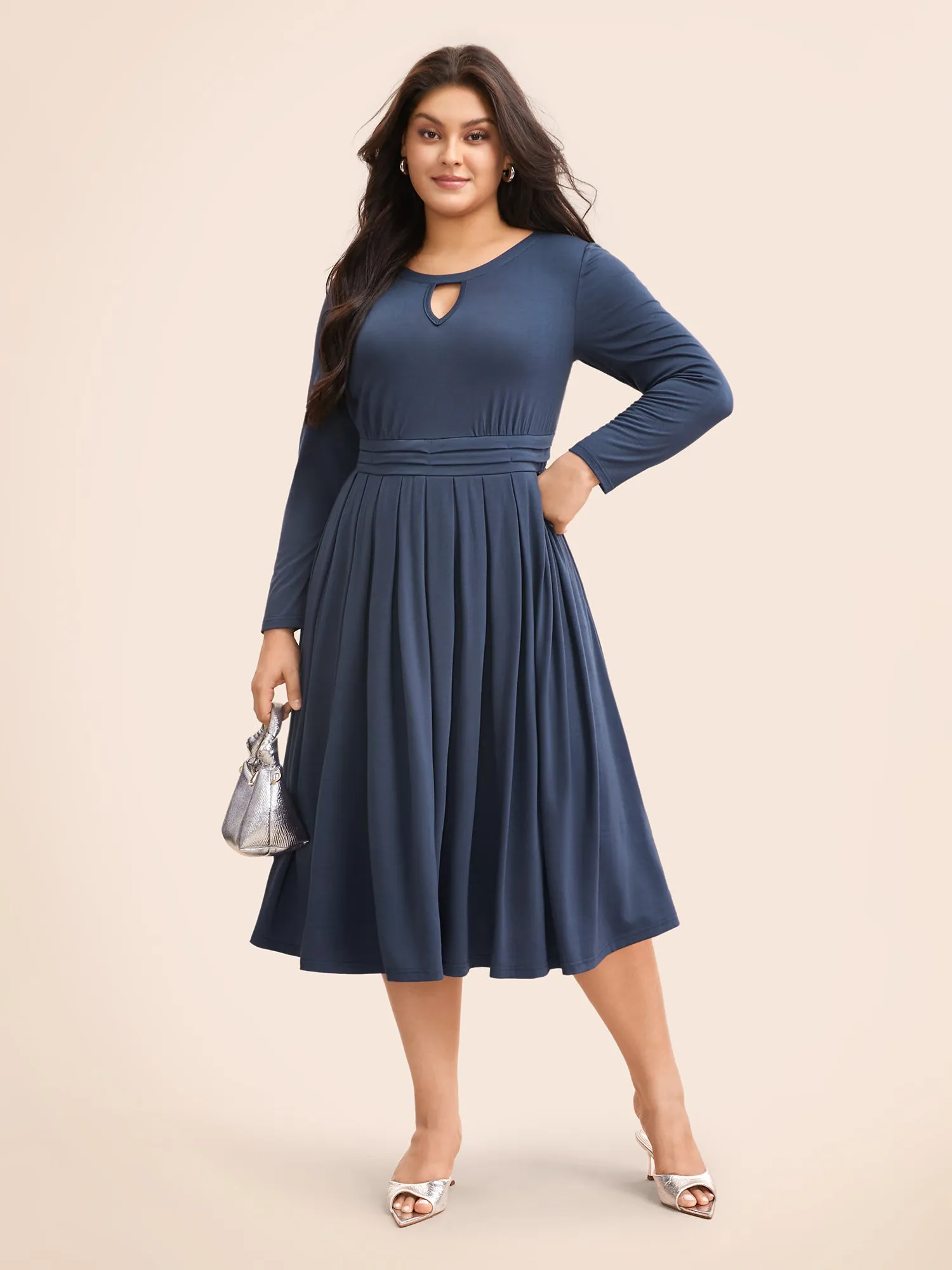 Plain Keyhole Pleated Midi Dress sold by Bloomchic product image thumbnail 2