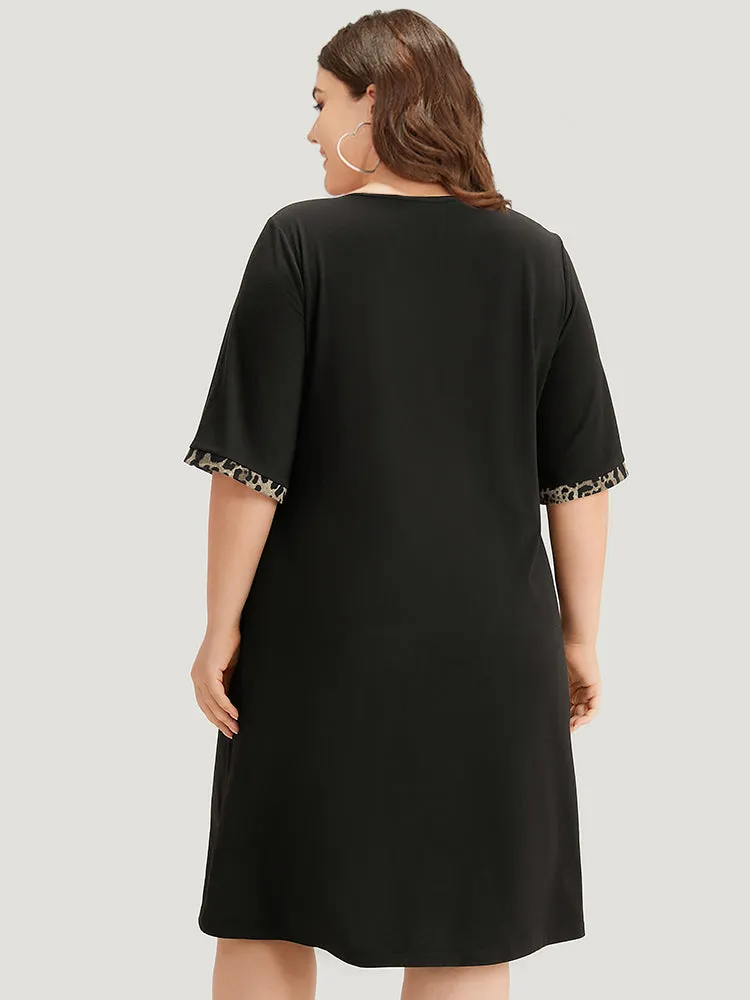 Supersoft Essentials Leopard Print Patchwork Pocket V Neck Dress sold by Bloomchic product image thumbnail 2