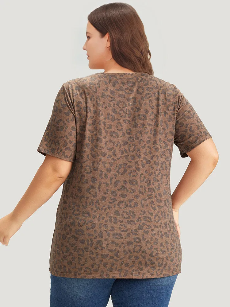 Leopard Graphic & Letter Print Crew Neck T-shirt sold by Bloomchic product image thumbnail 2
