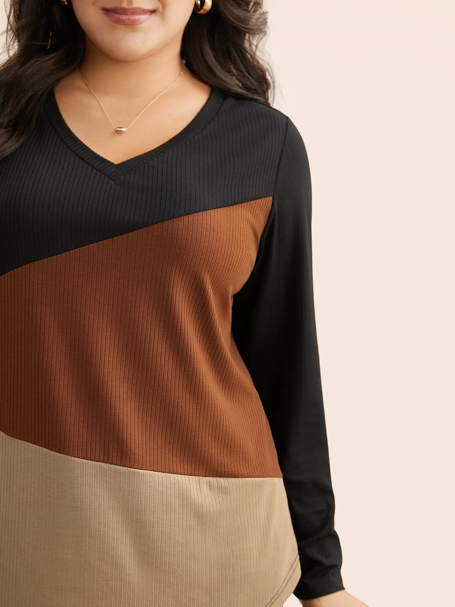 V Neck Contrast Patchwork Rib Knit T-shirt sold by Bloomchic product image thumbnail 2