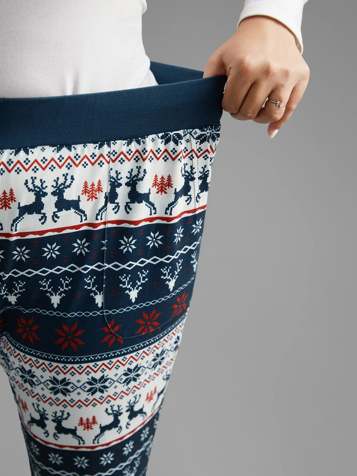 Snowflakes Printed Pocket Knit Lounge Pants sold by Bloomchic product image thumbnail 5