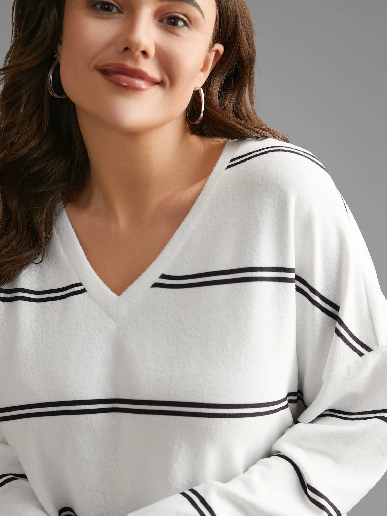 V Neck Contrast Striped Drop Shoulder T-shirt sold by Bloomchic product image thumbnail 4