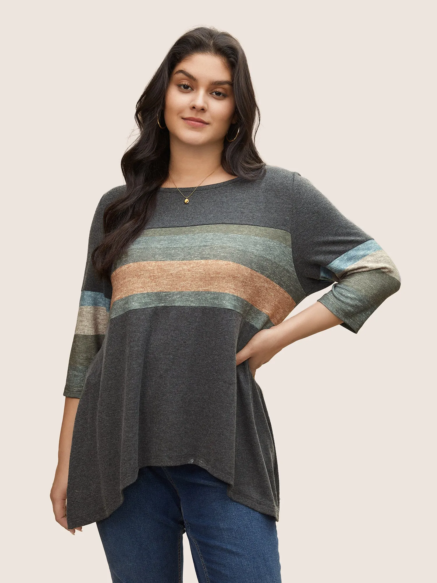 Colorblock Contrast Asymmetrical Hem T-shirt sold by Bloomchic
