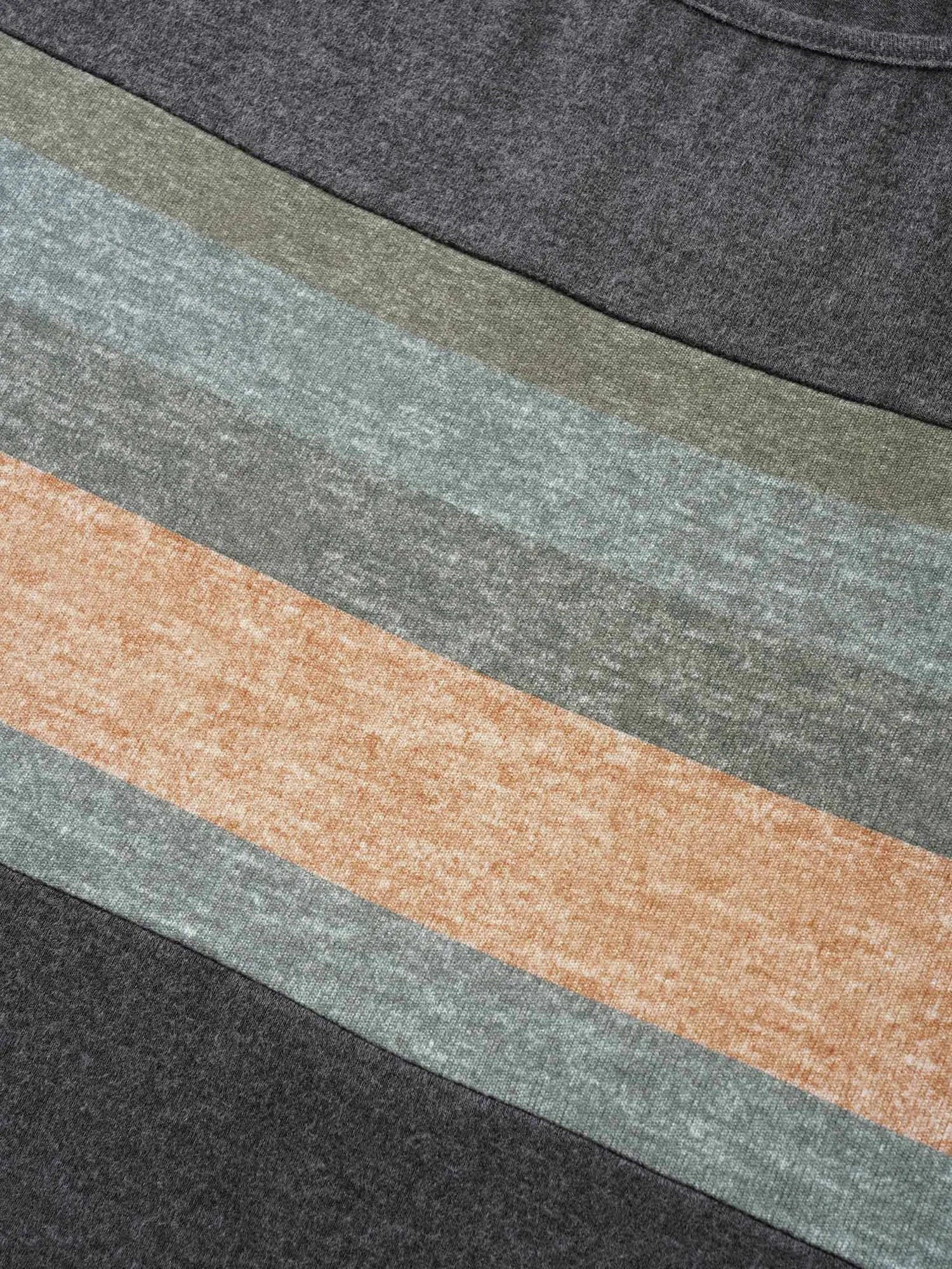 Colorblock Contrast Asymmetrical Hem T-shirt sold by Bloomchic product image thumbnail 5