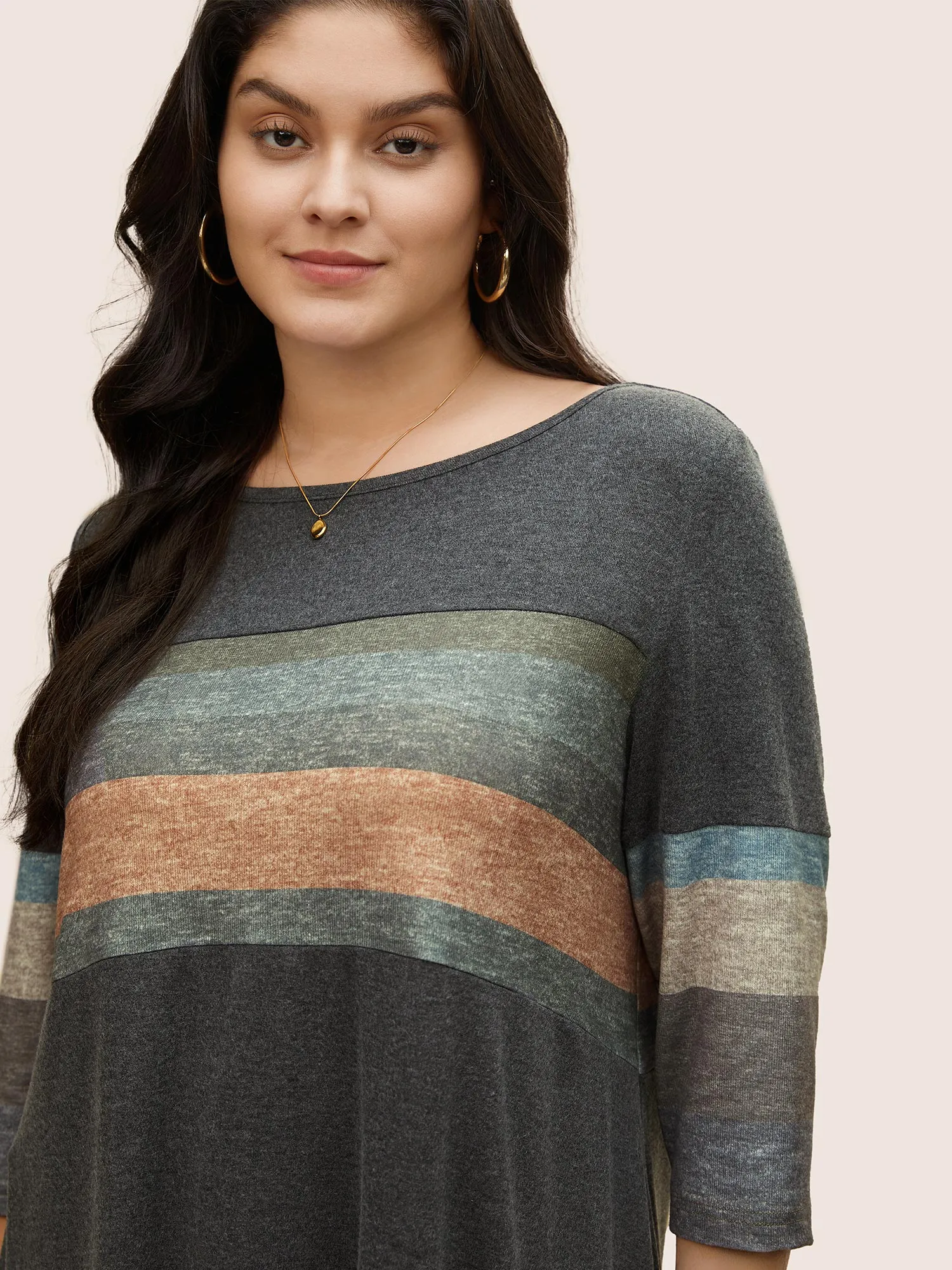 Colorblock Contrast Asymmetrical Hem T-shirt sold by Bloomchic product image thumbnail 4