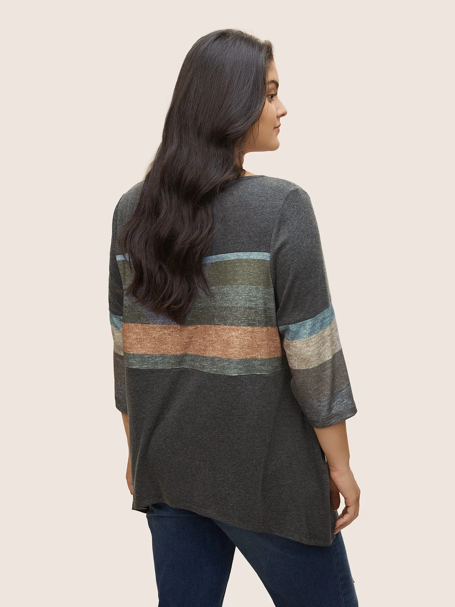 Colorblock Contrast Asymmetrical Hem T-shirt sold by Bloomchic product image thumbnail 2