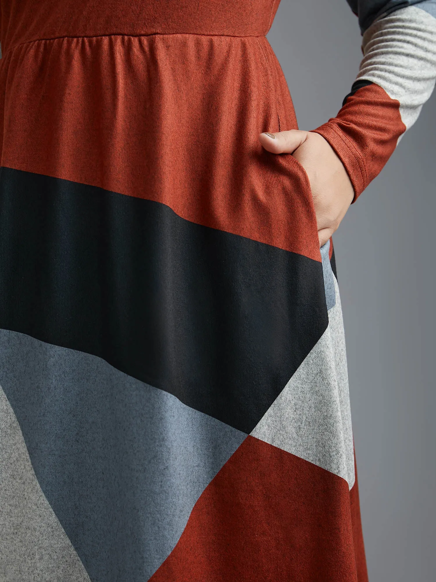 Round Neck Geometric Colorblock Contrast Dress sold by Bloomchic product image thumbnail 2