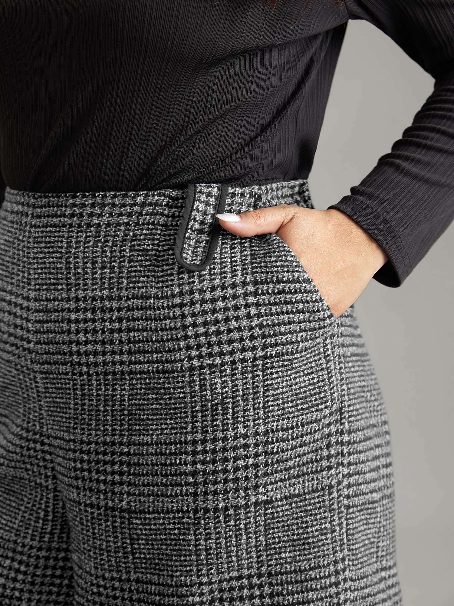 Gingham Brushed Pocket Elastic Waist Shorts sold by Bloomchic product image thumbnail 4