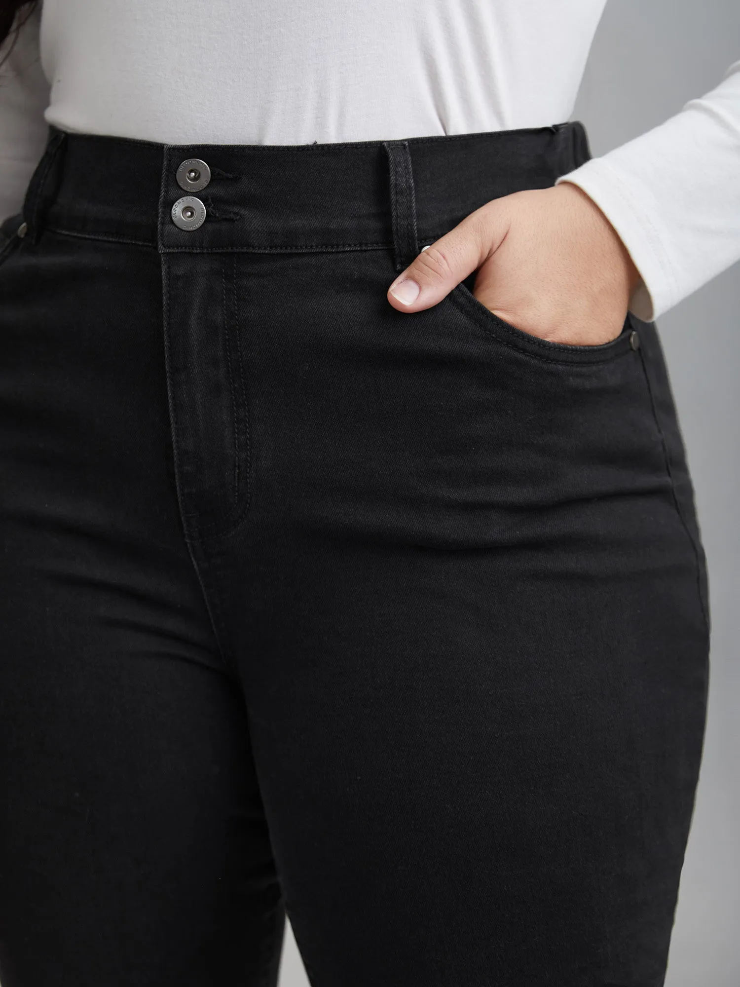 Buttons Mid-Rise Curvy Skinny-Fit Jeans sold by Bloomchic product image thumbnail 5