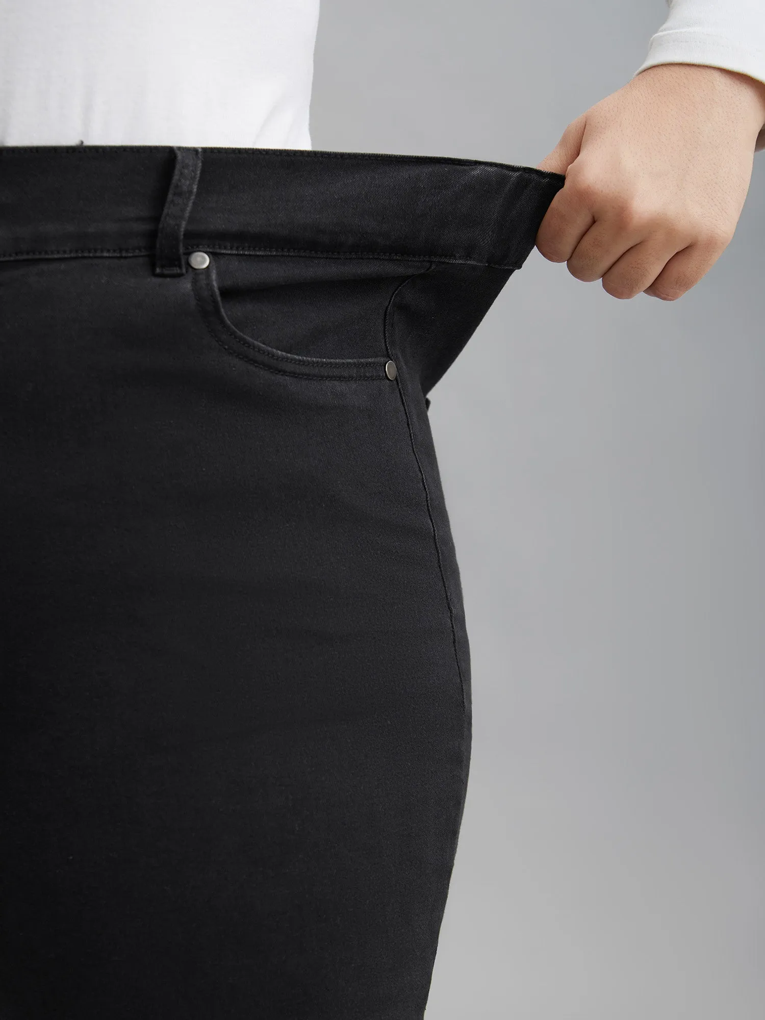 Buttons Mid-Rise Curvy Skinny-Fit Jeans sold by Bloomchic product image thumbnail 4