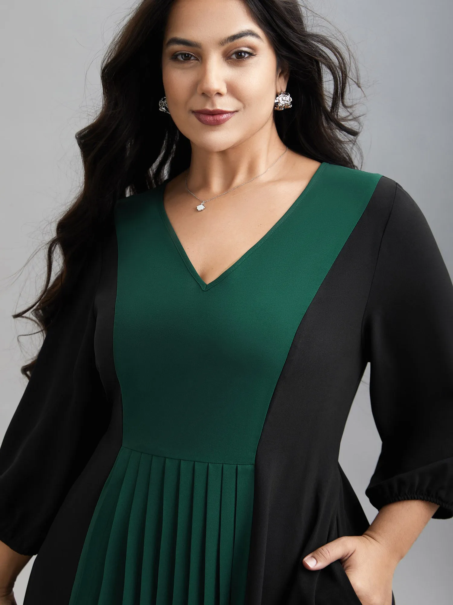 Color Block V-Neck Pleated Midi Dress sold by Bloomchic product image thumbnail 3