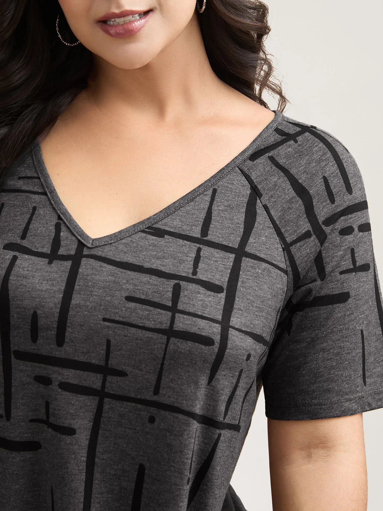 Geometric Print V-Neck Hi-Low Hem T-Shirt sold by Bloomchic product image thumbnail 3