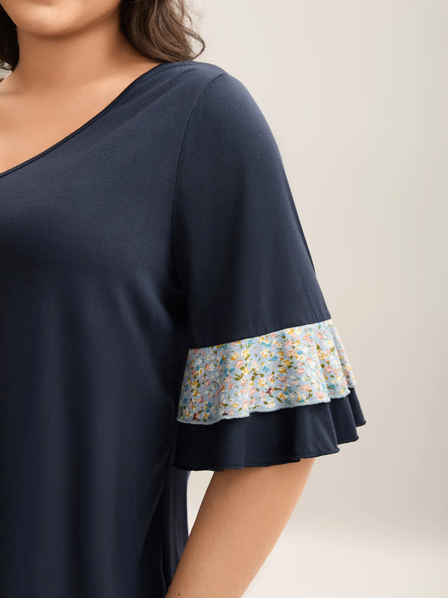 Sleeve Spliced V-Neck Fitted T-Shirt sold by Bloomchic product image thumbnail 2