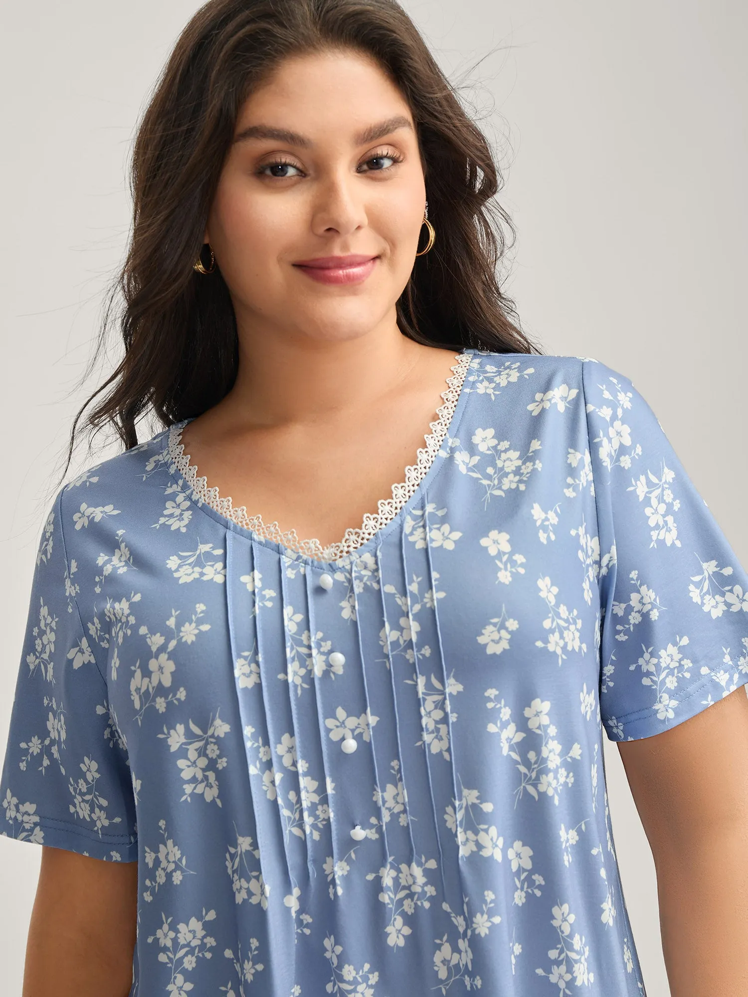 Stretchy Floral Pin Tuck Lace Top sold by Bloomchic product image thumbnail 2