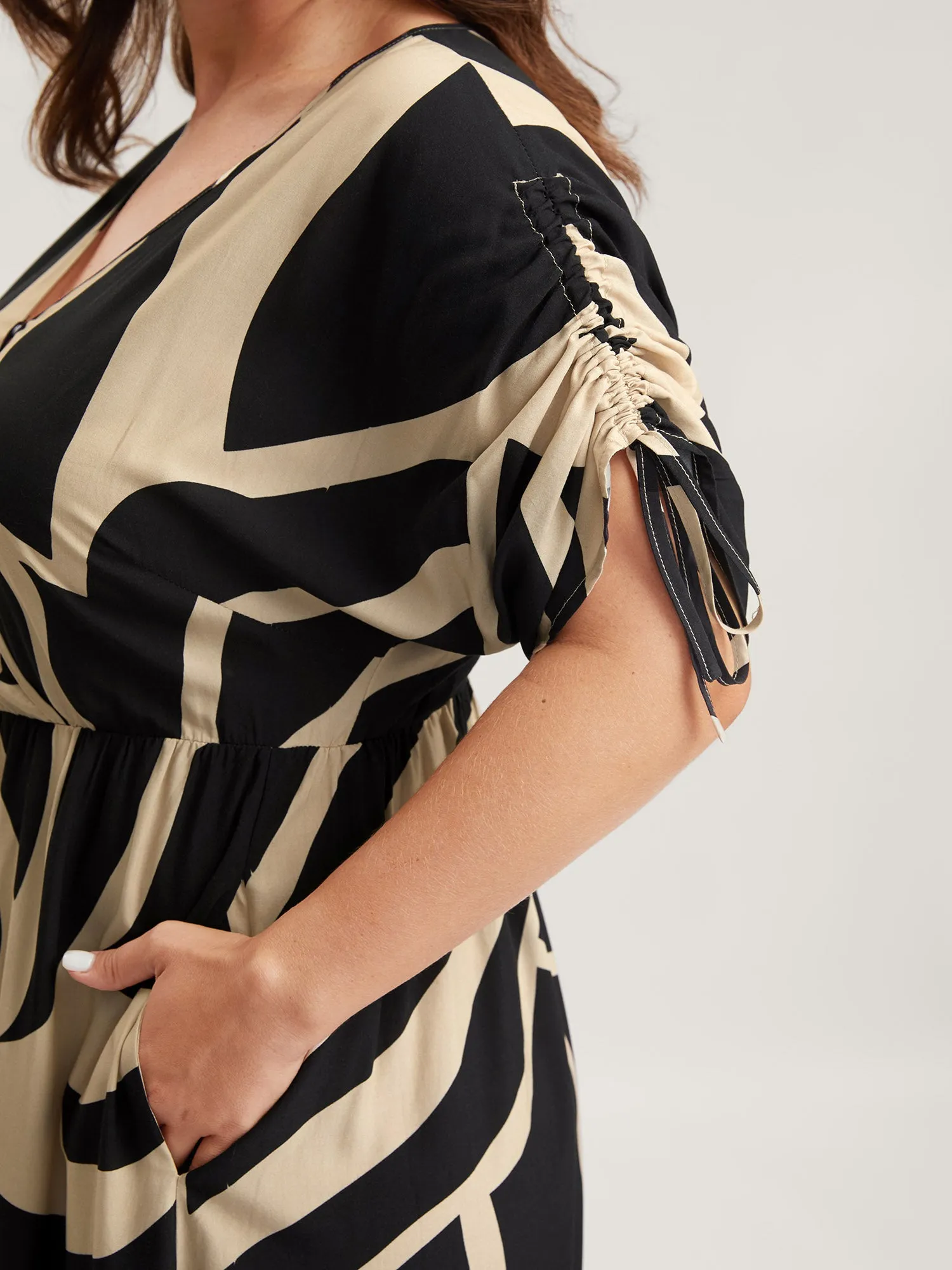 Stretchy Waist Geometric Print Midi Dress sold by Bloomchic product image thumbnail 2