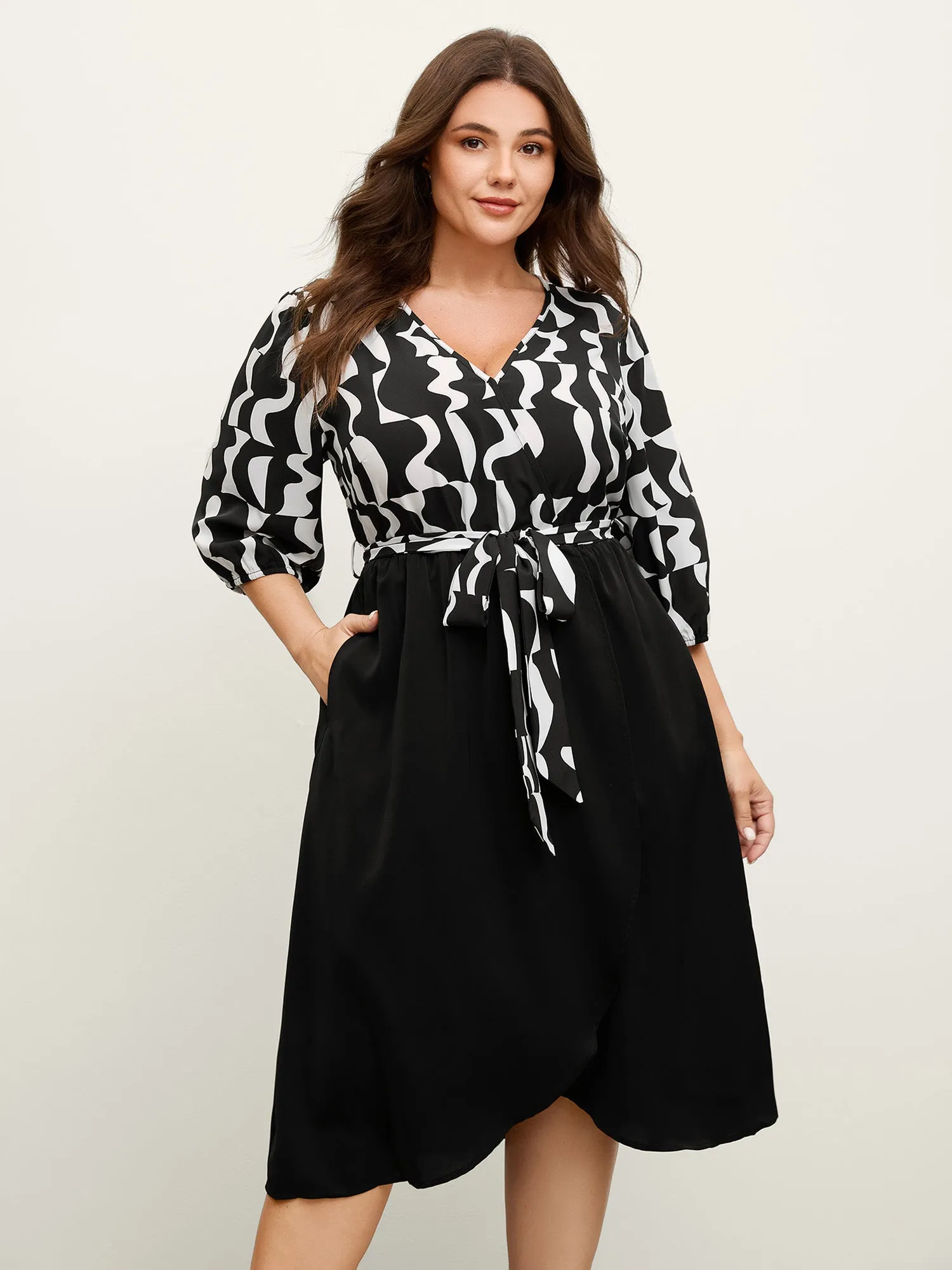 Retro Wavy Print Stretchy Waist Midi Dress sold by Bloomchic