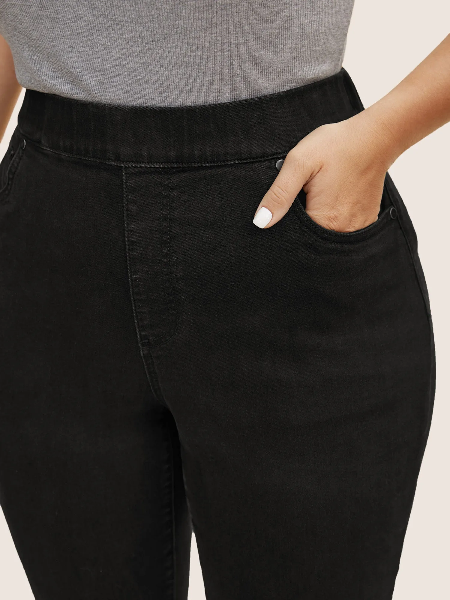 Black Wash Elastic Waist Slim Cropped Jeans sold by Bloomchic product image thumbnail 4