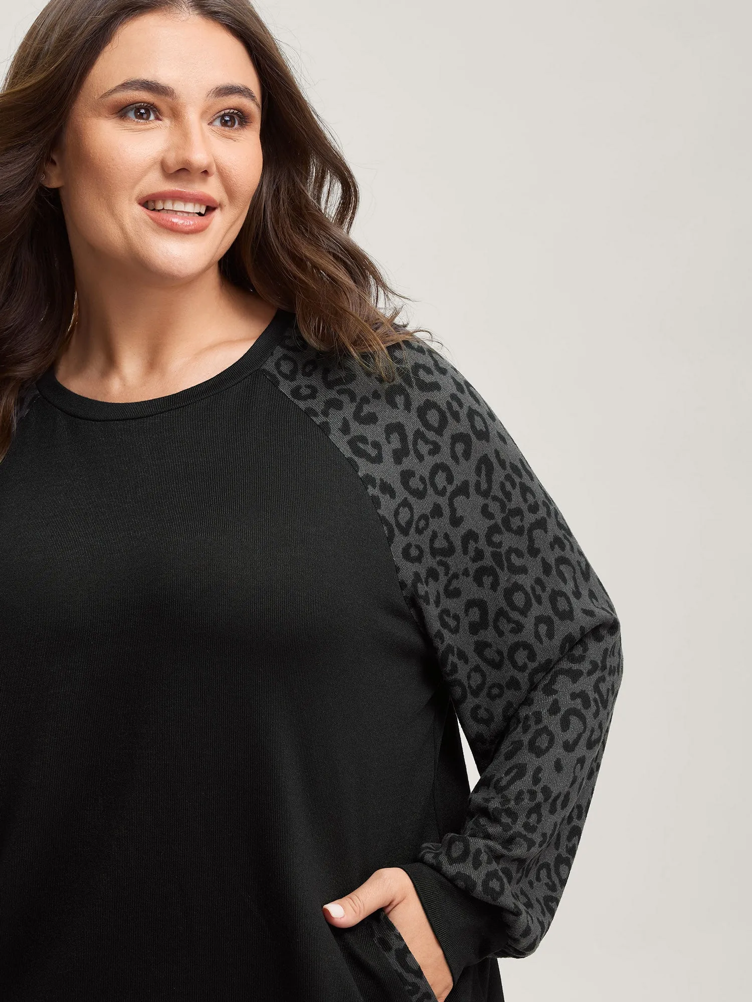 Leopard Print Spliced Pockets Sweatshirt sold by Bloomchic product image thumbnail 2