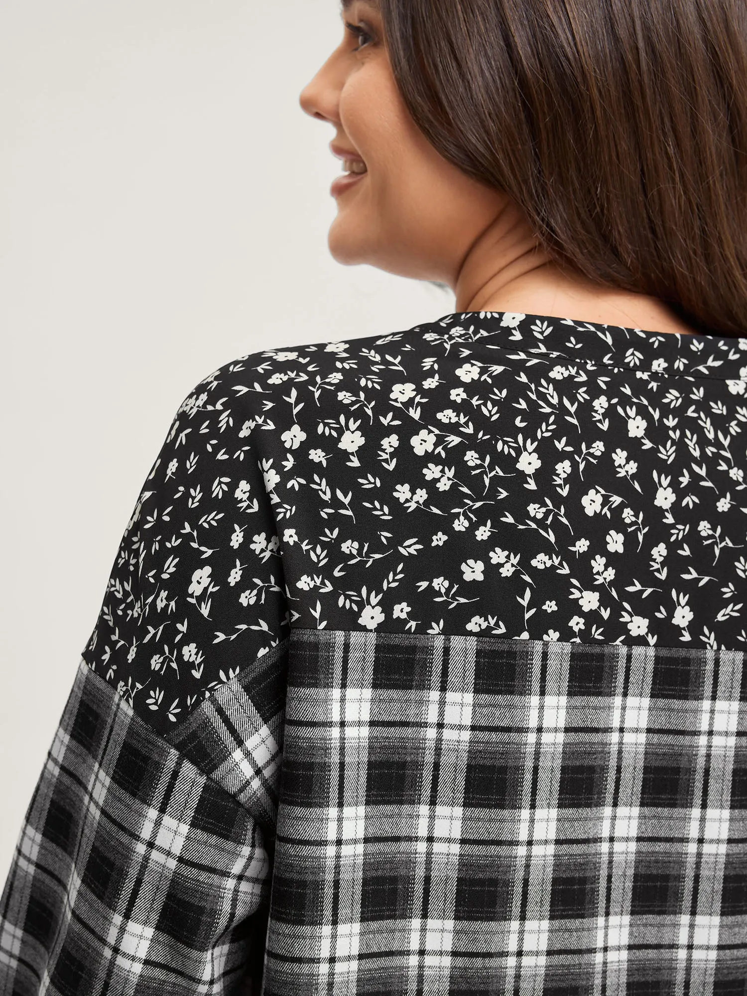 Checkered Print Contrast Notched Collar Sweatshirt sold by Bloomchic product image thumbnail 4