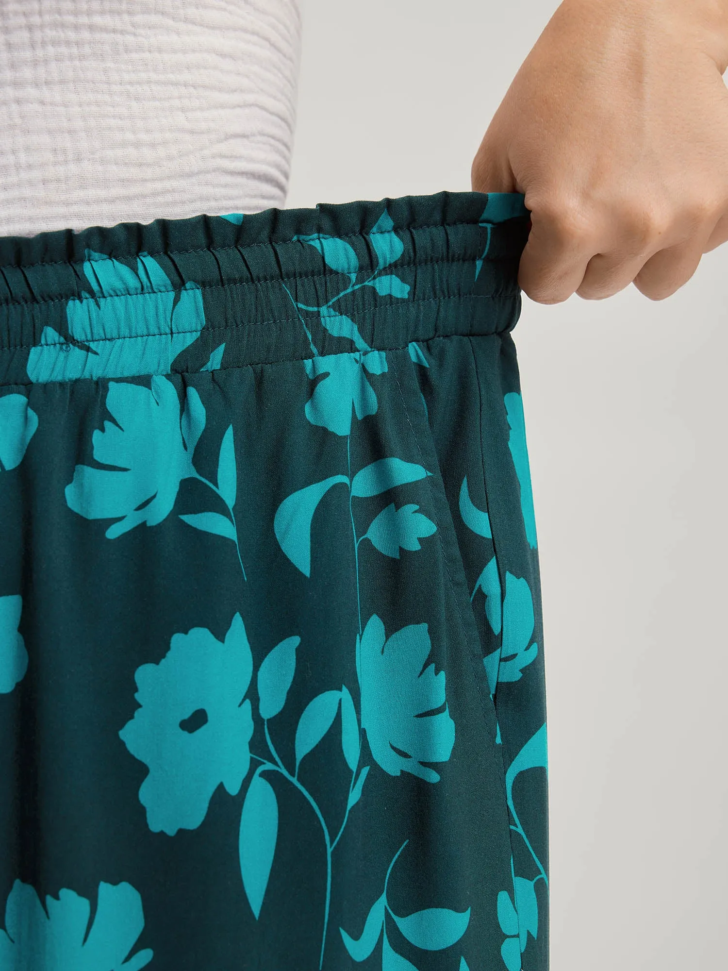 Silhouette Floral Print Drawstring Wide-Leg Pants sold by Bloomchic product image thumbnail 4