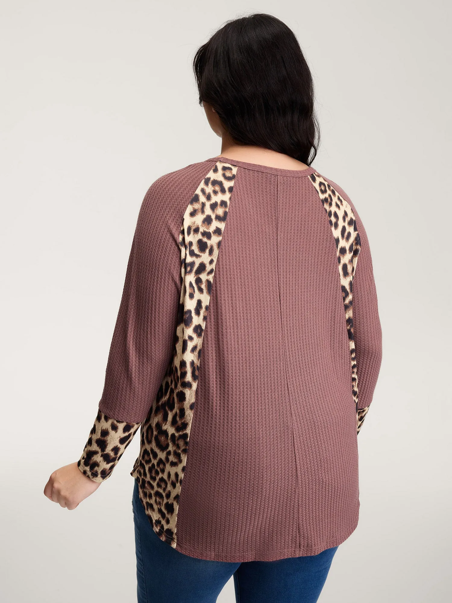 Leopard Contrast Textured V-Neck T-Shirt sold by Bloomchic product image thumbnail 4
