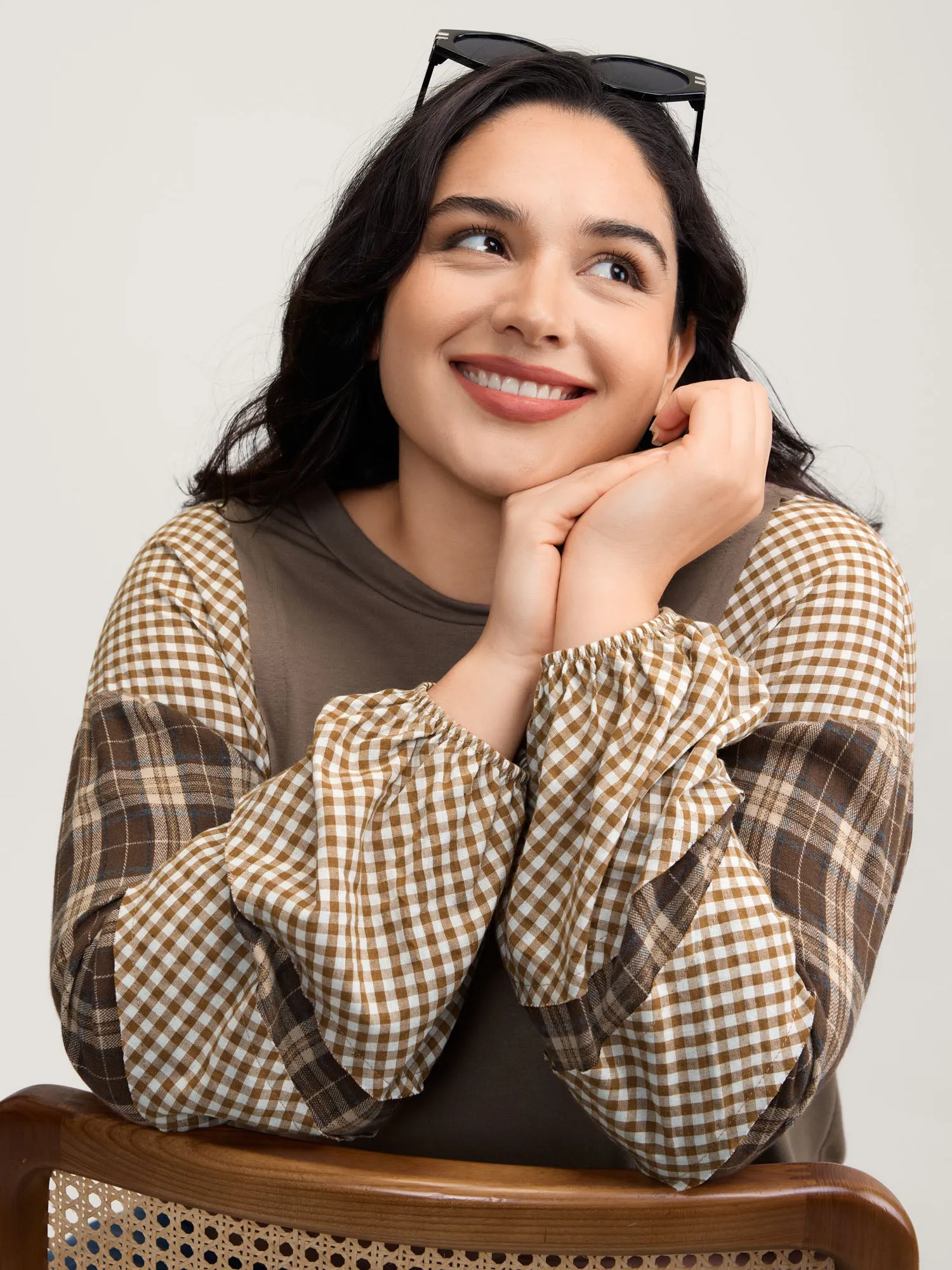 Plaid Contrast Sleeve Stretchy Hem Sweatshirt sold by Bloomchic